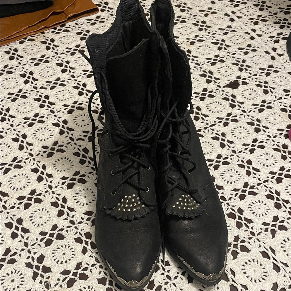 Vibram Black Lace-Up Women's Boots